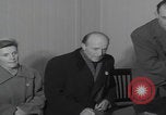 Standbild Ungarische Flüchtlinge interviewten das amerikanische Konsulat Wien Österreich, 1956, aus Sekunde 23 historischem Filmmaterial Videoclip 65675079685