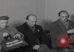 Standbild Ungarische Flüchtlinge interviewten das amerikanische Konsulat Wien Österreich, 1956, aus Sekunde 24 historischem Filmmaterial Videoclip 65675079685
