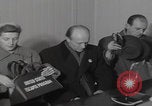 Standbild Ungarische Flüchtlinge interviewten das amerikanische Konsulat Wien Österreich, 1956, aus Sekunde 25 historischem Filmmaterial Videoclip 65675079685