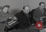 Standbild Ungarische Flüchtlinge interviewten das amerikanische Konsulat Wien Österreich, 1956, aus Sekunde 26 historischem Filmmaterial Videoclip 65675079685