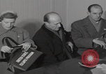 Standbild Ungarische Flüchtlinge interviewten das amerikanische Konsulat Wien Österreich, 1956, aus Sekunde 27 historischem Filmmaterial Videoclip 65675079685