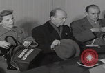 Standbild Ungarische Flüchtlinge interviewten das amerikanische Konsulat Wien Österreich, 1956, aus Sekunde 28 historischem Filmmaterial Videoclip 65675079685