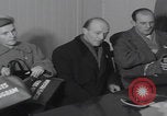 Standbild Ungarische Flüchtlinge interviewten das amerikanische Konsulat Wien Österreich, 1956, aus Sekunde 29 historischem Filmmaterial Videoclip 65675079685