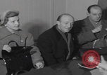 Standbild Ungarische Flüchtlinge interviewten das amerikanische Konsulat Wien Österreich, 1956, aus Sekunde 30 historischem Filmmaterial Videoclip 65675079685