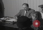 Standbild Ungarische Flüchtlinge interviewten das amerikanische Konsulat Wien Österreich, 1956, aus Sekunde 31 historischem Filmmaterial Videoclip 65675079685