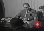 Standbild Ungarische Flüchtlinge interviewten das amerikanische Konsulat Wien Österreich, 1956, aus Sekunde 32 historischem Filmmaterial Videoclip 65675079685