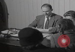 Standbild Ungarische Flüchtlinge interviewten das amerikanische Konsulat Wien Österreich, 1956, aus Sekunde 33 historischem Filmmaterial Videoclip 65675079685