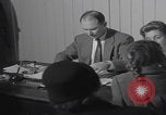 Standbild Ungarische Flüchtlinge interviewten das amerikanische Konsulat Wien Österreich, 1956, aus Sekunde 34 historischem Filmmaterial Videoclip 65675079685