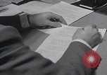 Standbild Ungarische Flüchtlinge interviewten das amerikanische Konsulat Wien Österreich, 1956, aus Sekunde 35 historischem Filmmaterial Videoclip 65675079685