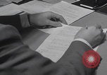 Standbild Ungarische Flüchtlinge interviewten das amerikanische Konsulat Wien Österreich, 1956, aus Sekunde 36 historischem Filmmaterial Videoclip 65675079685