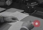 Standbild Ungarische Flüchtlinge interviewten das amerikanische Konsulat Wien Österreich, 1956, aus Sekunde 37 historischem Filmmaterial Videoclip 65675079685