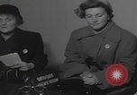 Standbild Ungarische Flüchtlinge interviewten das amerikanische Konsulat Wien Österreich, 1956, aus Sekunde 38 historischem Filmmaterial Videoclip 65675079685