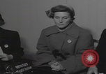 Standbild Ungarische Flüchtlinge interviewten das amerikanische Konsulat Wien Österreich, 1956, aus Sekunde 39 historischem Filmmaterial Videoclip 65675079685