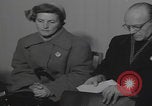 Standbild Ungarische Flüchtlinge interviewten das amerikanische Konsulat Wien Österreich, 1956, aus Sekunde 40 historischem Filmmaterial Videoclip 65675079685