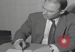 Standbild Ungarische Flüchtlinge interviewten das amerikanische Konsulat Wien Österreich, 1956, aus Sekunde 41 historischem Filmmaterial Videoclip 65675079685
