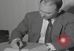 Standbild Ungarische Flüchtlinge interviewten das amerikanische Konsulat Wien Österreich, 1956, aus Sekunde 42 historischem Filmmaterial Videoclip 65675079685
