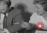 Standbild Ungarische Flüchtlinge interviewten das amerikanische Konsulat Wien Österreich, 1956, aus Sekunde 43 historischem Filmmaterial Videoclip 65675079685