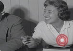 Standbild Ungarische Flüchtlinge interviewten das amerikanische Konsulat Wien Österreich, 1956, aus Sekunde 44 historischem Filmmaterial Videoclip 65675079685