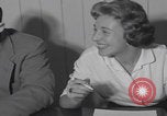 Standbild Ungarische Flüchtlinge interviewten das amerikanische Konsulat Wien Österreich, 1956, aus Sekunde 45 historischem Filmmaterial Videoclip 65675079685