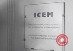 Standbild Ungarische Flüchtlinge interviewten das amerikanische Konsulat Wien Österreich, 1956, aus Sekunde 46 historischem Filmmaterial Videoclip 65675079685