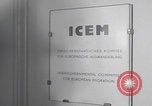 Standbild Ungarische Flüchtlinge interviewten das amerikanische Konsulat Wien Österreich, 1956, aus Sekunde 47 historischem Filmmaterial Videoclip 65675079685