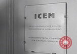 Standbild Ungarische Flüchtlinge interviewten das amerikanische Konsulat Wien Österreich, 1956, aus Sekunde 48 historischem Filmmaterial Videoclip 65675079685