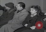 Standbild Ungarische Flüchtlinge interviewten das amerikanische Konsulat Wien Österreich, 1956, aus Sekunde 49 historischem Filmmaterial Videoclip 65675079685
