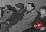 Standbild Ungarische Flüchtlinge interviewten das amerikanische Konsulat Wien Österreich, 1956, aus Sekunde 50 historischem Filmmaterial Videoclip 65675079685