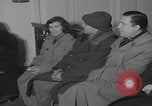 Standbild Ungarische Flüchtlinge interviewten das amerikanische Konsulat Wien Österreich, 1956, aus Sekunde 51 historischem Filmmaterial Videoclip 65675079685