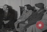 Standbild Ungarische Flüchtlinge interviewten das amerikanische Konsulat Wien Österreich, 1956, aus Sekunde 52 historischem Filmmaterial Videoclip 65675079685