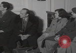 Standbild Ungarische Flüchtlinge interviewten das amerikanische Konsulat Wien Österreich, 1956, aus Sekunde 53 historischem Filmmaterial Videoclip 65675079685