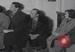 Standbild Ungarische Flüchtlinge interviewten das amerikanische Konsulat Wien Österreich, 1956, aus Sekunde 54 historischem Filmmaterial Videoclip 65675079685