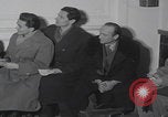 Standbild Ungarische Flüchtlinge interviewten das amerikanische Konsulat Wien Österreich, 1956, aus Sekunde 55 historischem Filmmaterial Videoclip 65675079685