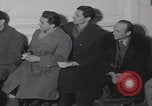 Standbild Ungarische Flüchtlinge interviewten das amerikanische Konsulat Wien Österreich, 1956, aus Sekunde 56 historischem Filmmaterial Videoclip 65675079685