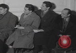 Standbild Ungarische Flüchtlinge interviewten das amerikanische Konsulat Wien Österreich, 1956, aus Sekunde 57 historischem Filmmaterial Videoclip 65675079685
