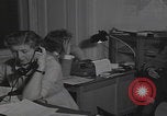 Standbild Ungarische Flüchtlinge interviewten das amerikanische Konsulat Wien Österreich, 1956, aus Sekunde 58 historischem Filmmaterial Videoclip 65675079685