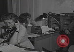 Standbild Ungarische Flüchtlinge interviewten das amerikanische Konsulat Wien Österreich, 1956, aus Sekunde 59 historischem Filmmaterial Videoclip 65675079685