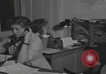 Standbild Ungarische Flüchtlinge interviewten das amerikanische Konsulat Wien Österreich, 1956, aus Sekunde 60 historischem Filmmaterial Videoclip 65675079685