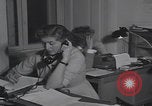 Standbild Ungarische Flüchtlinge interviewten das amerikanische Konsulat Wien Österreich, 1956, aus Sekunde 61 historischem Filmmaterial Videoclip 65675079685