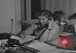 Standbild Ungarische Flüchtlinge interviewten das amerikanische Konsulat Wien Österreich, 1956, aus Sekunde 62 historischem Filmmaterial Videoclip 65675079685