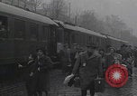 Standbild Flüchtlingsfamilie verlässt Wien Wien Österreich, 1956, aus Sekunde 1 historischem Filmmaterial Videoclip 65675079686