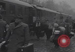 Standbild Flüchtlingsfamilie verlässt Wien Wien Österreich, 1956, aus Sekunde 3 historischem Filmmaterial Videoclip 65675079686