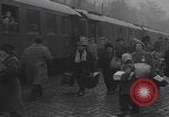 Standbild Flüchtlingsfamilie verlässt Wien Wien Österreich, 1956, aus Sekunde 4 historischem Filmmaterial Videoclip 65675079686