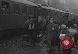 Standbild Flüchtlingsfamilie verlässt Wien Wien Österreich, 1956, aus Sekunde 5 historischem Filmmaterial Videoclip 65675079686