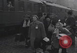 Standbild Flüchtlingsfamilie verlässt Wien Wien Österreich, 1956, aus Sekunde 6 historischem Filmmaterial Videoclip 65675079686