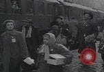 Standbild Flüchtlingsfamilie verlässt Wien Wien Österreich, 1956, aus Sekunde 7 historischem Filmmaterial Videoclip 65675079686