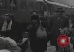 Standbild Flüchtlingsfamilie verlässt Wien Wien Österreich, 1956, aus Sekunde 8 historischem Filmmaterial Videoclip 65675079686