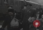 Standbild Flüchtlingsfamilie verlässt Wien Wien Österreich, 1956, aus Sekunde 9 historischem Filmmaterial Videoclip 65675079686