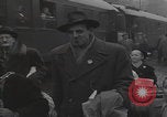 Standbild Flüchtlingsfamilie verlässt Wien Wien Österreich, 1956, aus Sekunde 10 historischem Filmmaterial Videoclip 65675079686