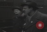 Standbild Flüchtlingsfamilie verlässt Wien Wien Österreich, 1956, aus Sekunde 11 historischem Filmmaterial Videoclip 65675079686